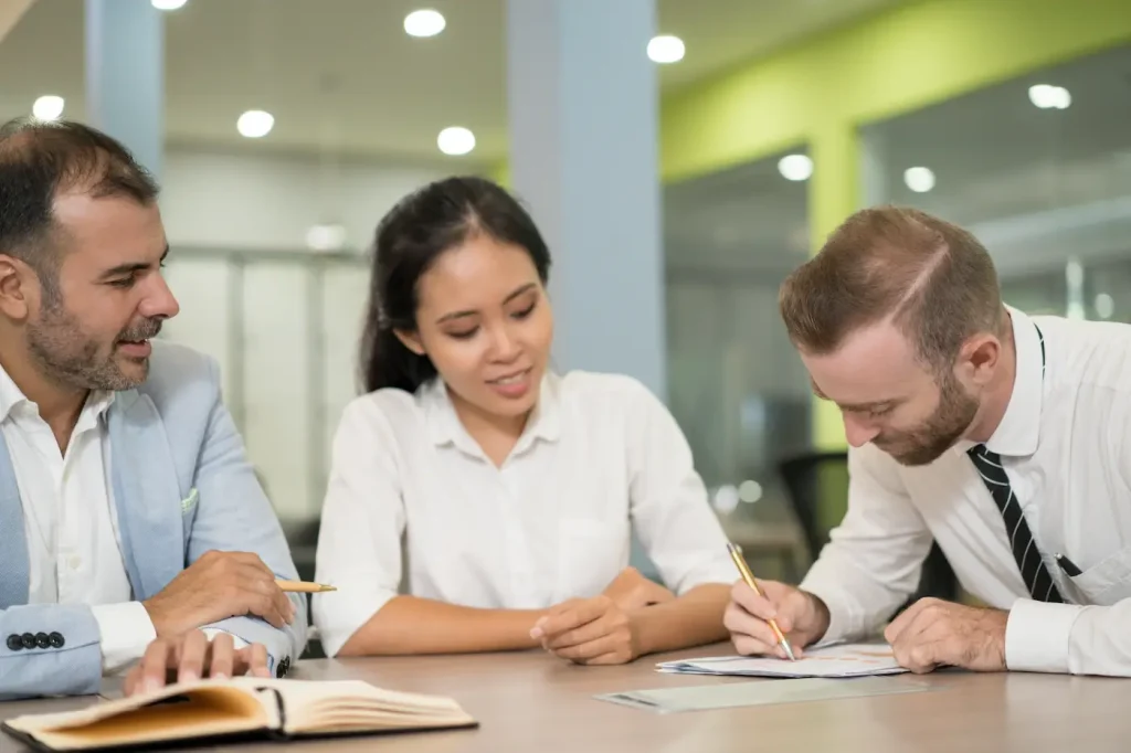personas revisando documentos