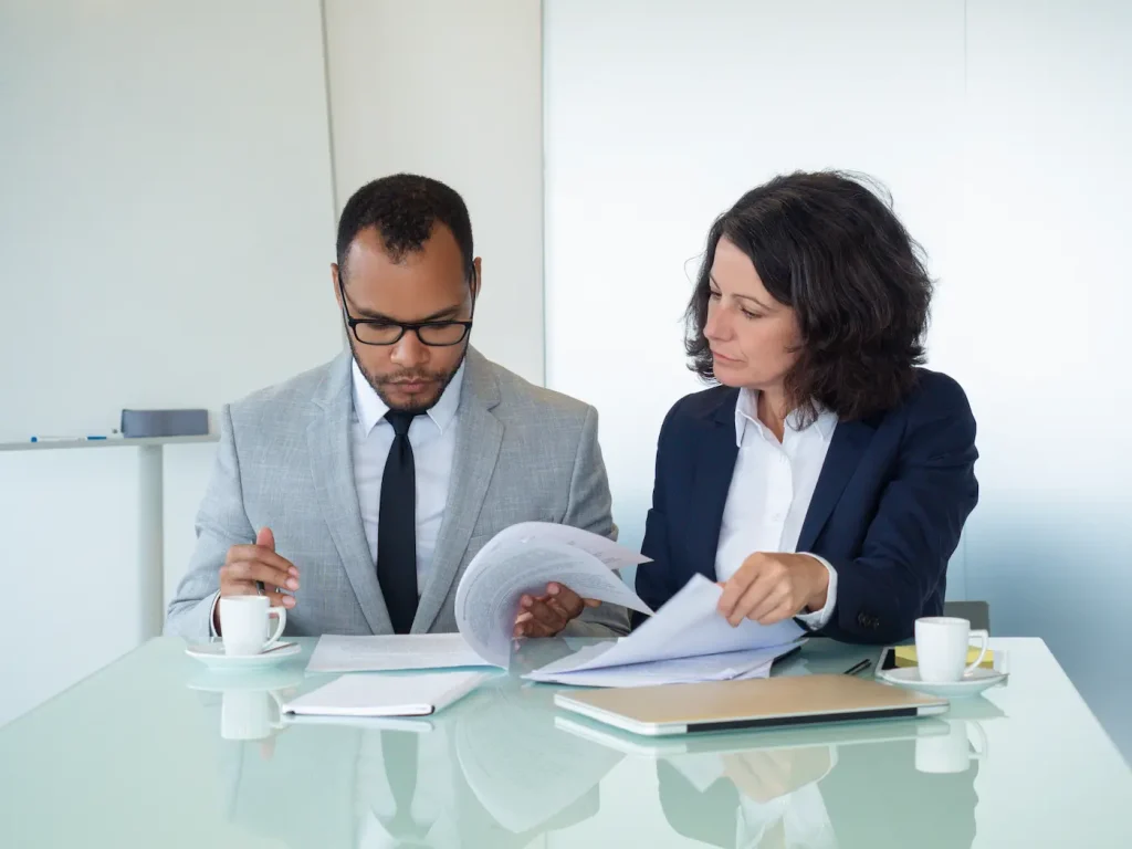 personas revisando documentos