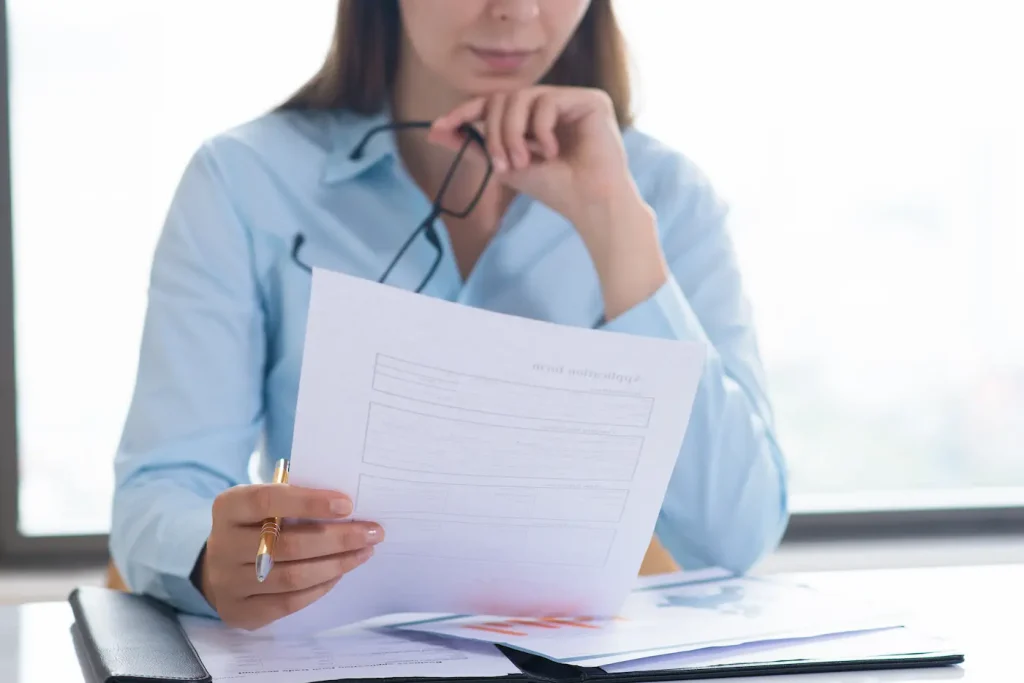 mujer revisando documentos